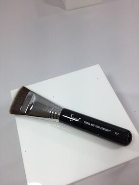 Sigma Beauty Chisel Brush -
